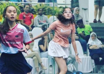 AIRA Azman (kanan) menewaskan Noor Ainaa Amani Ampandi pada separuh akhir Kejohanan Trofi Tuanku Muhriz di Seremban, Negeri Sembilan, hari ini. - Ihsan Persatuan Skuasy Negeri Sembilan