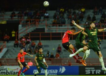 AKSI Liga Super di antara Negeri Sembilan (jersi merah) dan Selangor di Stadium Tuanku Abdul Rahman, Paroi kelmarin. - UTUSAN/MOHD. SHAHJEHAN MAAMIN.
