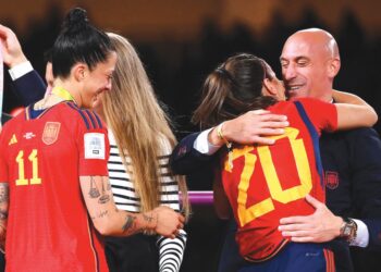 INSIDEN kontroversi ketika Luis Rubiales (kanan) mencium Jennifer Hermoso dalam upacara penyampaian hadiah selepas Sepanyol muncul juara Piala Dunia wanita di Sydney, Australia, 22 Ogos lalu. – AFP