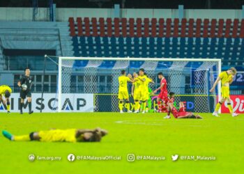PEMAIN Indonesia terbaring kecewa, ketika pasukan Malaysia meraikan kejayaan mereka dalam aksi pembukaan Kejohanan AFF B-23 di Rayong, Thailand kelmarin. - IHSAN FAM