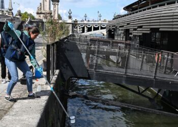 SEORANG pekerja mengumpul sampel air dari Sungai Seine untuk menganalisis komposisinya menjelang Sukan Olimpik Paris 2024, berhampiran Pont Alexandre III di Paris semalam. - AFP