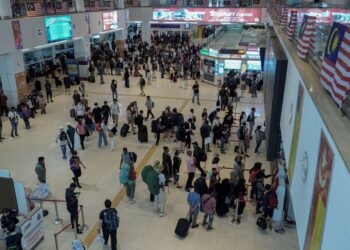 TINJAUAN orang ramai pulang ke kampung halaman masing-masing bagi menunaikan tanggungjawab sebagai pengundi sempena Pilihan Raya Negeri (PRN) yang diadakan pada 12 Ogos nanti di Terminal Bersepadu Selatan (TBS) di sini, semalam. -UTUSAN/ FARIZ RUSADIO