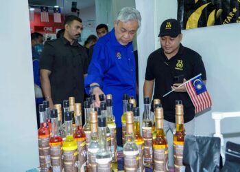 AHMAD Zahid Hamidi melawat ke gerai jualan pada Program Jualan Desa Madani di Busana Menara Majlis Amanah Rakyat (Mara). - UTUSAN/FARIZ RUSADIO
