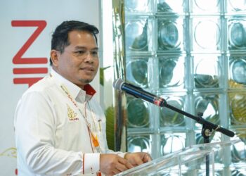 SALIHIN Abang berucap pada majlis perasmian Pusat Korporat SALIHIN di Menara FELDA di sini, hari ini.-UTUSAN/FARIZ RUSADIO