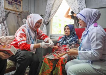 DR. Zaliha Mustafa (kiri) melakukan pemeriksaan kepada warga emas pada program Madani Afiat di Chabang Tiga, Terengganu baru-baru ini. Kerajaan memastikan setiap rakyat mendapat kemudahan perubatan melalui Skim Perubatan Madani.