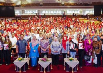 AHMAD Zahid Hamidi pada Majlis Pelancaran TVET Wanita@Jelita di Dewan Merdeka, Pusat Dagangan Dunia (WTC), Kuala Lumpur, hari ini. - UTUSAN/SHIDDIEQIIN ZON