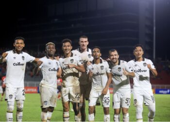 TERENGGANU FC meraikan kejayaan membedil Kelantan FC 8-0.