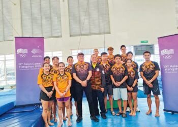 KETUA Kontinjen Negara ke Sukan Asia Hangzhou, Datuk Chong Kim Fatt (bertopi) melawat persiapan skuad terjun di Pusat Akuatik Nasional, Bukit Jalil semalam.