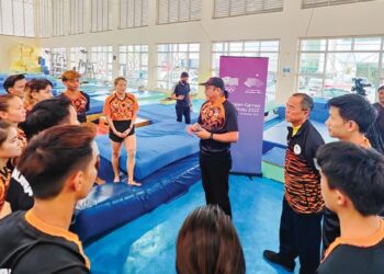 KETUA Kontinjen Negara ke Sukan Asia Hangzhou, Datuk Chong Kim Fatt (bertopi) melawat persiapan skuad terjun di Pusat Akuatik Nasional, Bukit Jalil hari ini.