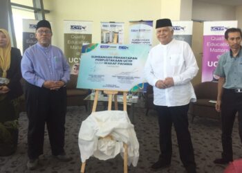 HALIDAN Md. Daud (dua,kiri). merasmikan Projek Pembangunan Koleksi Bahan Bacaan Perpustakaan Kolej Universiti Yayasan Pahang (UCYP) di Perpustakaan UCYP di Tanjung Lumpur, Kuantan, Pahang. - UTUSAN/ DIANA SURYA ABD WAHAB