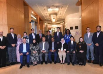 MD. Amin Md. Taff (duduk, tiga dari kiri) bersama atase yang menghadiri Majlis Minum Petang Bersama Komuniti Diplomat Asing di Hotel Mandarin Oriental, Kuala Lumpur.