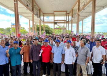 MOHAMAD Sabu (tengah) bergambar beramai-ramai ketika Majlis Mesra Madani Bersama Nelayan di Kompleks LKIM Kedah di Kuala Kedah. -UTUSAN/ JAMLIAH ABDULLAH