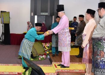 SULTAN Nazrin Muizzuddin Shah menganugerahkan watikah kepada Menteri Besar, Datuk Seri Saarani Mohamad pada Majlis Pengurniaan Watikah Ahli-Ahli Majlis Perundingan Masjid di Kompleks Islam Darul Ridzuan di Ipoh, semalam. - UTUSAN