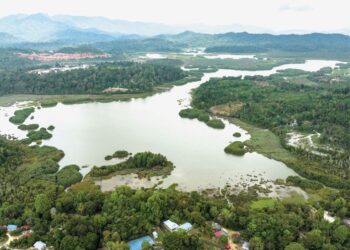 Pemandangan udara Tasik Chini dari Kampung Gumum yang merupakan salah satu perkampungan orang asli di Pekan, Pahang. -UTUSAN/MUHAMAD IQBAL ROSLI