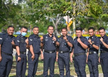 ANGGOTA PDRM dari Batalion 9 Pasukan Gerakan Am (PGA) menunjukkan dakwat pada jari selepas mengundi awal dalam PRN di Kuala Nerus, hari ini. - UTUSAN/PUQTRA HAIRRY ROSLI