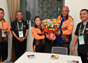 PEKAN Ramli (dua, kanan) memberi jambangan bunga kepada pemenang pingat emas Malaysia, Tammy Tan.