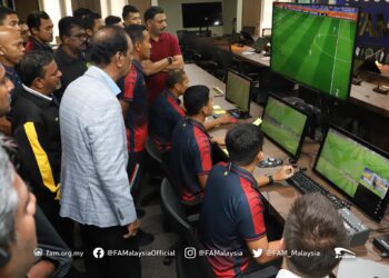 SEBAHAGIAN daripada 40 pengadil yang menjalani latihan VAR fasa kedua di Wisma FAM. - IHSAN FAM