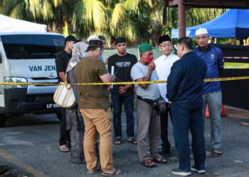 WARIS Allahyarham Muhamad Hafiz tiba di Jabatan Forensik Hospital Tuanku Ampuan Rahimah (HTAR), Klang, Selangor. - UTUSAN/AFIQ RAZALI
