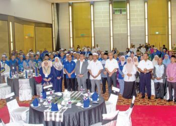 SYED IBRAHIM Syed Ahmad (tujuh dari kanan) bersama sebahagian asnaf yang terpilih dalam Program Umrah Asnaf Jelajah Kasih 4.0 di Pekan, Pahang.