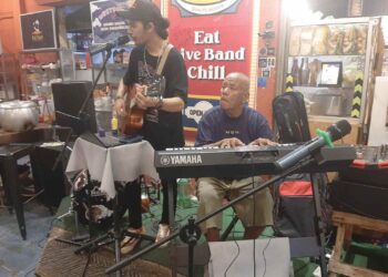 ROSS Ariffin (kanan) membuat persembahan setiap malam di Restoran Sangkeriau, Jalan Hang Tuah, Melaka. – UTUSAN/AMRAN MULUP