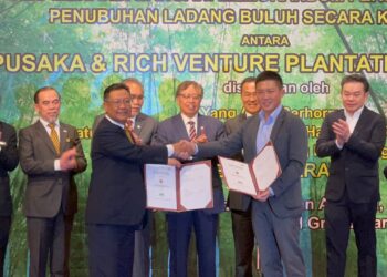 Pertukaran MoU di antara Pengurus Pusaka, Zainal Abidin Abdullah (depan kiri) dan diwakili Pengarah Rich Venture Plantation Sdn Bhd, Hii Wei Wen.