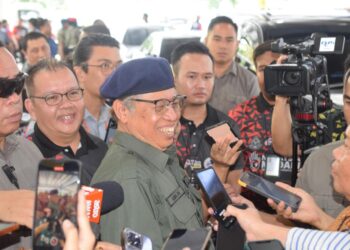 ABANG Johari Tun Openg ketika ditemui media selepas hadir melancarkan Majlis Bulan Kebangsaan dan Kibar Jalur Gemilang 2023 Peringkat Negeri Sarawak di Ibu Pejabat Polis Kontinjen Sarawak, hari ini.