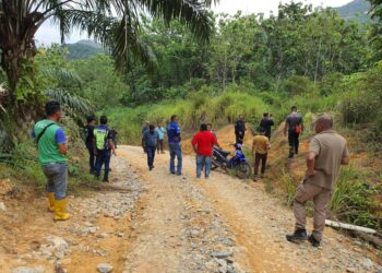 LOKASI kejadian seorang lelaki dipercayai maut akibat dipijak gajah dalam satu kejadian di sebuah ladang kelapa sawit di Tanah Tinggi Lojing di Gua Musang, Kelantan, semalam. UTUSAN/IHSAN AHLI KELUARGA