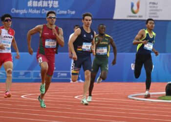 Pelari negara, Umar Osman (kanan) cuba memberikan tentang dalam perlumbaan akhir acara 400 meter (m) Sukan Universiti Dunia (Universiade) Chengdu, China yang berlangsung di Stadium Pusat Sukan Shuangliu hari ini.