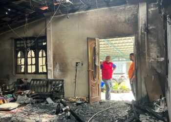 AB. Aziz Yusoff (kiri) semasa turun padang melihat rumah mangsa kebakaran di RKT Kesedar Jeram Tekoh, Gua Musang, Kelantan.UTUSAN/AIMUNI TUAN LAH.