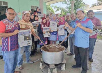 OMAR Adam (kanan) dan penduduk bergotong-royong memasak bubur asyura di Surau Taman Perumahan Sakti, Teluk Pasu, Kuala Nerus, hari ini. – UTUSAN/KAMALIZA KAMARUDDIN