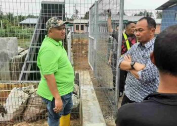 RAIS Yasin (kiri) dan Datuk Bandar MBMB, Datuk Shadan Othman berbincang ketika meninjau rumah pam di Taman Rambai Jaya, Melaka. – UTUSAN/AMRAN MULUP