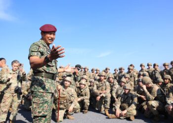 TENGKU Muhammad Fauzi Tengku Ibrahim (kiri)  bertemu anggota United States Army Pacific Command (Usarpac) semasa Penutup Eksesais Keris Strike Siri 28/23 di Kem Desa Pahlawan, Kok Lanas di sini hari ini.-UTUSAN/KAMARUL BISMI KAMARUZAMAN