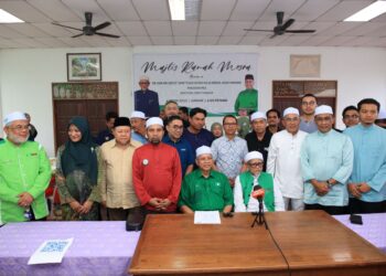 ANNUAR Musa (duduk, kiri) bersama Abdul Hadi Awang dan   AJK UMNO Cawangan Chabang Tiga Haji Musa yang keluar dari parti itu pada majlis pengisytiharan di Bukit Marak, Kota Bharu, Kelantan hari ini-UTUSAN/KAMARUL BISMI KAMARUZAMAN