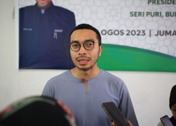 AFIQ Amani Annuar semasa pengisytiharan keluar dan melepaskan jawatan beramai-ramai dalam UMNO di Bukit Marak, Kota Bharu, Kelantan hari ini-UTUSAN/ KAMARUL BISMI KAMARUZAMAN