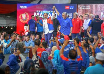 ANWAR Ibrahim sepentas bersama Ahmad Zahid Hamidi pada Ceramah Mega Jelajah Perpaduan Madani Kedah di Padang Awam Kupang, Baling -UTUSAN/ SHAHIR NOORDIN