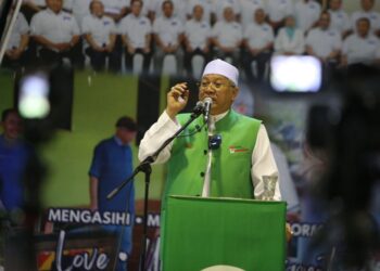 ANNUAR Musa semasa berucap pada Ceramah Umum Parlimen Ketereh di Kompleks Yayasan Kemiskinan Kelantan (YKK), Melor, Kota Bharu, Kelantan sebentar tadi.-UTUSAN/ROSMIZAN RESDI