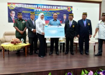 ADLY Zahari (tengah) semasa menyerahkan repilika cek kepada pihak PVATM pada majlis Persidangan Perwakilan Negeri (PPN) Ke-54 Persatuan Veteran Angkatan Tentera Malaysia Negeri Kelantan di Institut Latihan Perindustrian Kota Bharu, Kelantan hari ini-UTUSAN/ROHANA MOHD. NAWI