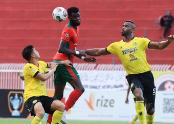 ISMAHEEL Akinade (tengah) melompat untuk mendapatkan bola dalam aksi Piala Malaysia antara Negeri Sembilan menentang Kelantan United di Stadium Sultan Muhammad ke-IV Kota Bharu hari ini. - UTUSAN/KAMARUL BISMI KAMARUZAMAN