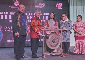 SNOWDAN Lawan (dua dari kiri) memukul gong sebagai simbolik perasmian Malam Gala Pekit Keling dan Kumang Raban Ngepan Iban Tikas Pulau Borneo 2023, di Miri, malam tadi.