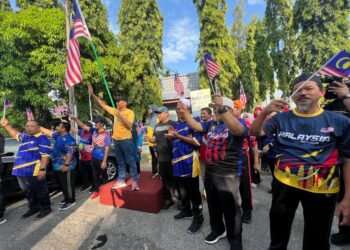 MOHD. Shukri Ramli (empat dari kiri) membuat gimik pelepasan konvoi sewaktu Majlis Pelancaran Bulan Kebangsaan & Kempen Jalur Gemilang Peringkat Negeri Perlis Tahun 2023 di Denai Larian Pengkalan Asam, Kangar, Perlis, hari ini.-UTUSAN/ASYRAF MUHAMMAD