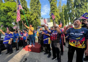 MOHD. Shukri Ramli (empat dari kiri) membuat gimik pelepasan konvoi sewaktu Majlis Pelancaran Bulan Kebangsaan & Kempen Jalur Gemilang Peringkat Negeri Perlis Tahun 2023 di Denai Larian Pengkalan Asam, Kangar, Perlis. -UTUSAN/ASYRAF MUHAMMAD