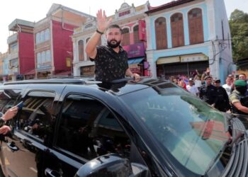 TUNKU ISMAIL SULTAN ISKANDAR melambai kepada orang ramai yang menyambut ketibaan rombongan KMJ 2023