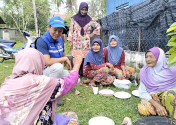 ROSDI Razali  mendengar luahan penduduk semasa berkempen di Pulau Tongkang, Tumpat, Kelantan-UTUSAN/ROHANA ISMAIL.