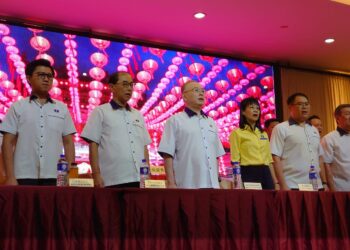 WEE Ka Siong (tengah) menghadiri Konvensyen Tahunan MCA Negeri Johor 2023 yang diadakan di Taman Desamas, Kulai, Johor hari ini.