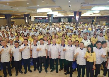 WEE Ka Siong (depan tengah) bergambar bersama kepimpinan dan ahli parti semasa Konvensyen Tahunan MCA Negeri Johor 2023 yang diadakan di Taman Desamas, Kulai, Johor hari ini.