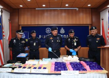 MUHAMAD Zaki Harun (tengah) menunjukkan dadah yang dirampas ketika sidang media di Ibu Pejabat Polis Kontinjen Kelantan (IPK), Kota Bharu, Kelantan hari ini.UTUSAN/KAMARUL BISMI KAMARUZAMAN.