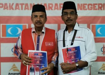 ISMAIL Ghani (kanan) calon PH DUN Demit bersama Mat Isa Che Dir calon PH Tawang semasa sidang media di Pejabat Parti Amanah Negara (Amanah) Kelantan di Kota Bharu, Kelantan hari ini-UTUSAN/ROSALWANI CHE SOH
