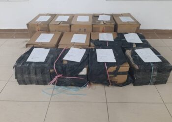 SEBANYAK 13 kotak yang mengandungi kira-kira 102,400 batang dirampas daripada sebuah bot yang ditinggalkan oleh penyeludup di 0.35 batu nautika tenggara pantai Parit Haji Salam, Batu Pahat.