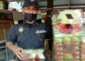 ANGGOTA KPDN Kelantan menunjukan kopi pracampuran yang dirampas dalam dua serbuan berasingan di Bachok dan Pasir Puteh, Kelantan semalam-IHSAN KPDN KELANTAN