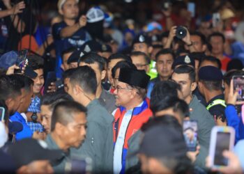 ANWAR Ibrahim (tengah) diiringi pegawai keselamatan semasa hadir ke ceramah Jelajah Madani di Pusat Operasi BN Tanah Merah, Kelantan sebentar tadi-UTUSAN/KAMARUL BISMI KAMARUDIN